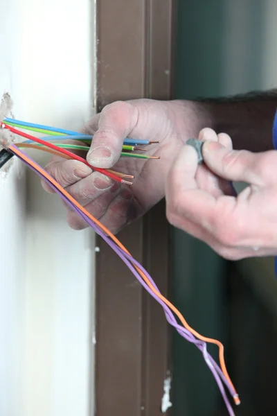 Händerna på elektriker med kablar — Stockfoto