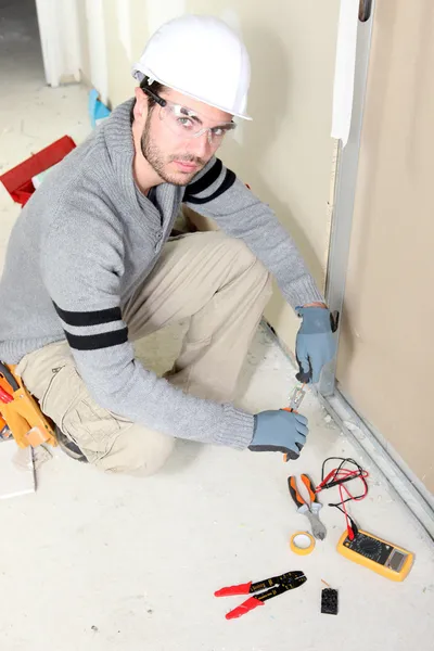 Electrician installing wiring — Stock Photo, Image