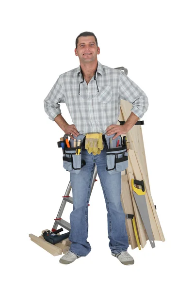 Retrato de carpinteiro totalmente equipado de pé com braços akimbo — Fotografia de Stock