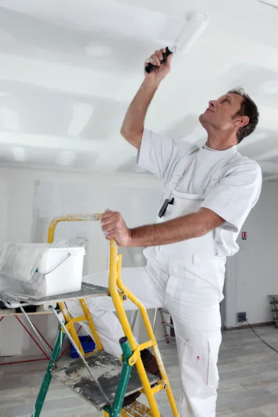 Craftsman painting the ceiling — Stockfoto