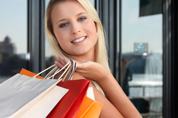 Uma mulher loira fazendo compras — Fotografia de Stock