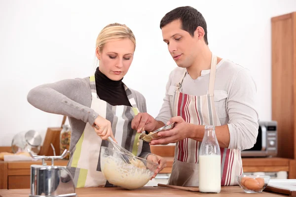 Couple making a cake together — Stock Photo, Image