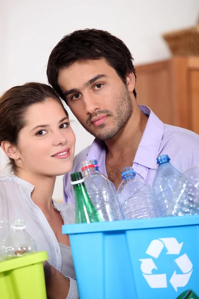 Couple recycling plastic bottles — Stock Photo, Image