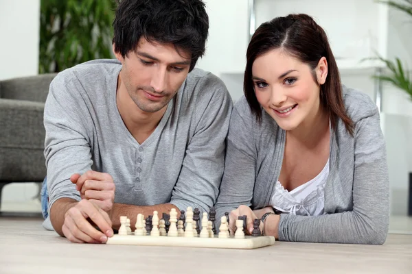 Coppia attraente giocare a scacchi — Foto Stock