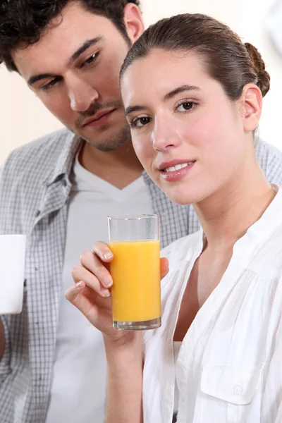 Um belo casal tomando bebidas matinais . — Fotografia de Stock