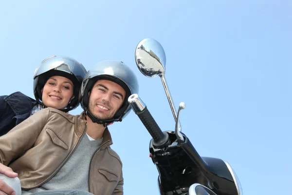 Paar rijden een scooter — Stockfoto