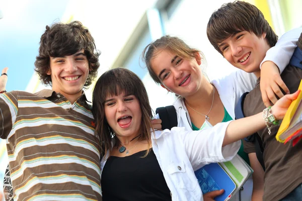 Pequeno grupo de amigos adolescentes — Fotografia de Stock