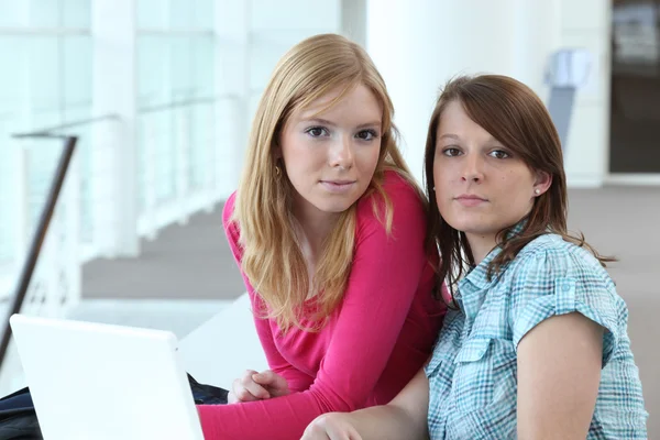 Kvinnlig duo i office — Stockfoto