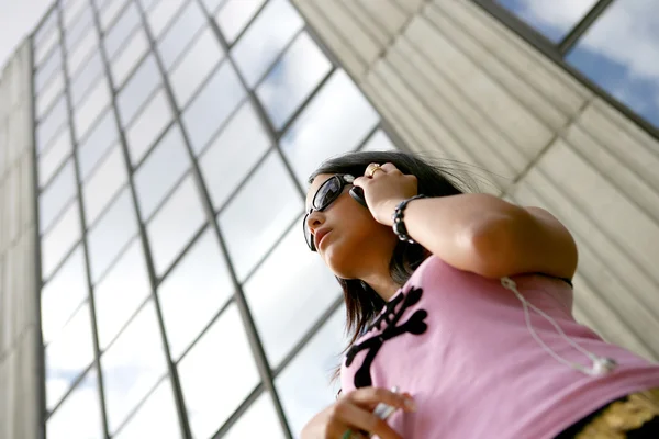 Coole junge Frau hört Musik in der Stadt — Stockfoto