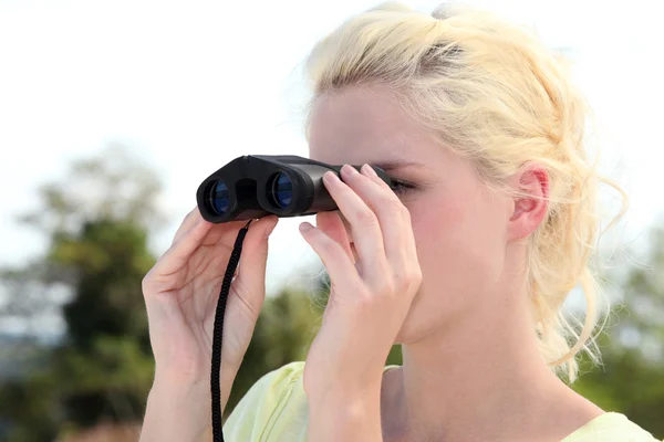 쌍안경을 착용 한 젊은 여자 — 스톡 사진