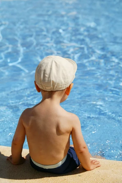 Kleine jongen in het zwembad — Stockfoto