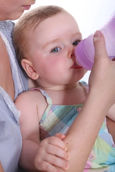 Baby drinking water uit een fles — Stockfoto