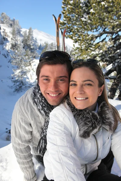 Retrato de um casal esquiando nos Alpes — Fotografia de Stock