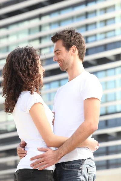 Couple hugging in the city — Stock Photo, Image