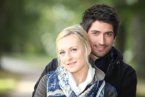 Paar wandelen in het platteland — Stockfoto