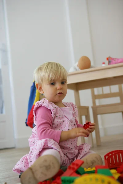 Uma criança brincando com seus brinquedos — Fotografia de Stock