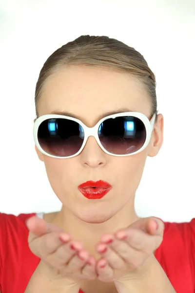 Frau mit Brille zieht Luftkuss — Stockfoto
