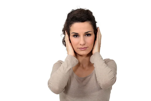 Frau verdeckt ihre Ohren — Stockfoto