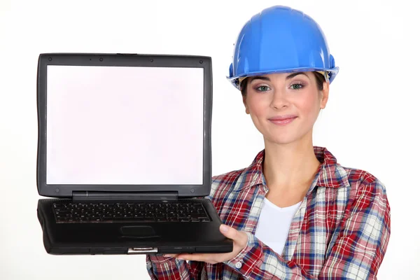 Uma trabalhadora de construção feminina apresentando um laptop . — Fotografia de Stock
