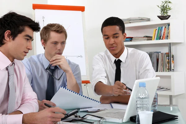Young business professional discussing the results of a report — Stock Photo, Image