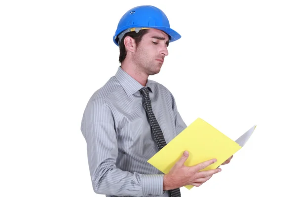 Podnikatel nosit helmu psaní poznámek — Stock fotografie