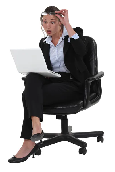 Affärskvinna förvånad över hennes laptop — Stockfoto