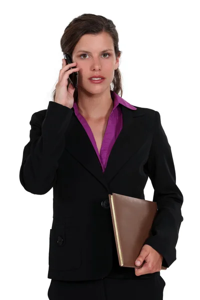 Kvinna med telefonen och mapp — Stockfoto