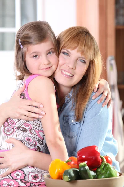 Mother and young daughter in kitchen — Stock Photo, Image