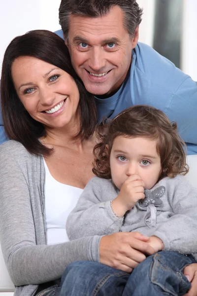 Anne-babalar ve onların küçük kızı gülen — Stok fotoğraf