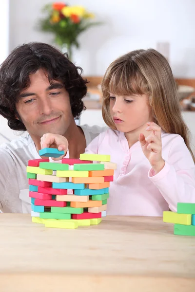 Vader en kind samen spelen van een spel — Stockfoto