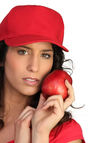 Γυναίκα με το κόκκινο καπέλο και μήλο — Φωτογραφία Αρχείου
