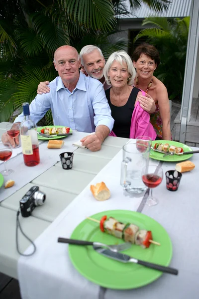 Friends posing for a photo during a barbecue — Stock Photo, Image