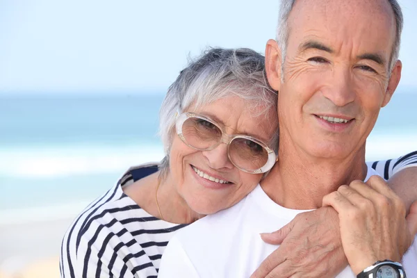 Пожилая пара наслаждается отпуском — стоковое фото