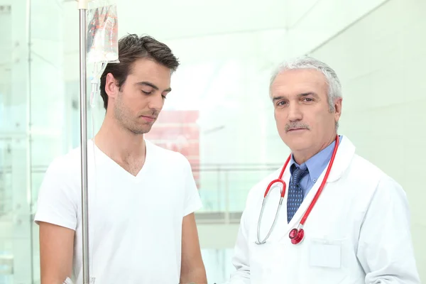 Врач стоит рядом с пациентом — стоковое фото