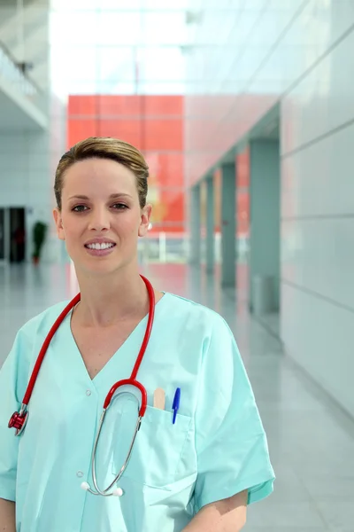 Doktor bir koridorda duran scrubs — Stok fotoğraf