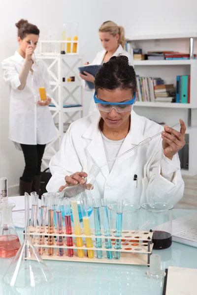 Studenter i en science lab — Stockfoto