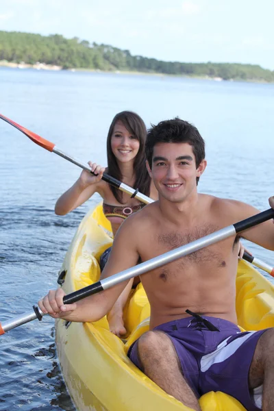 皮划艇沿着一条河的年轻夫妇 — 图库照片