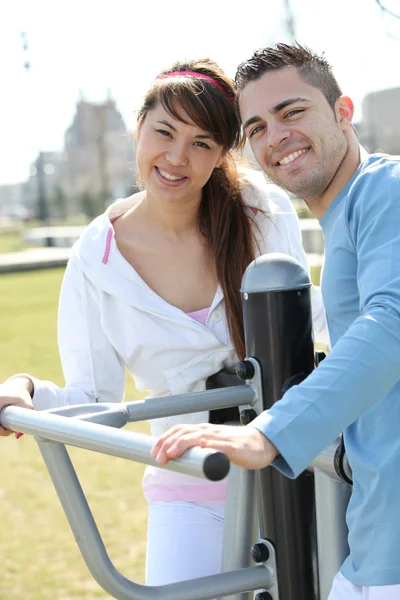 Smiling couple playing outdoors — Stock Photo, Image