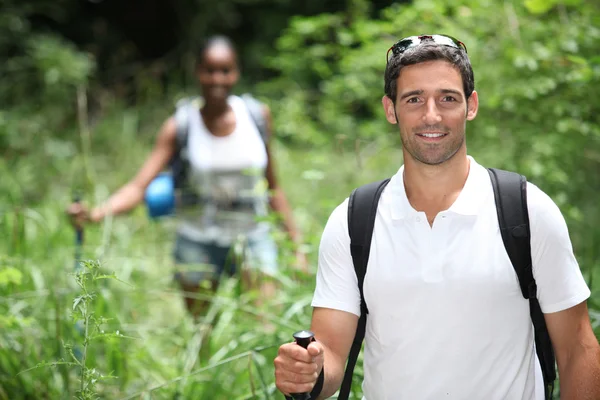 Couple hiking in the wilderness — Stock Photo, Image