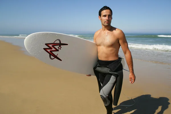 Schöner Surfer, der am Strand spaziert — Stockfoto
