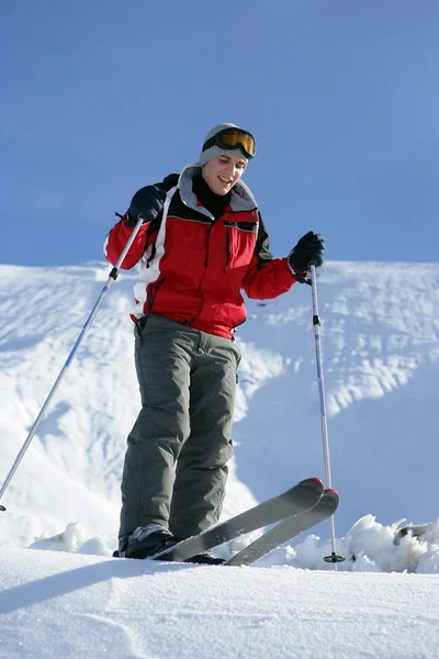 Een man gaat skiën — Stockfoto