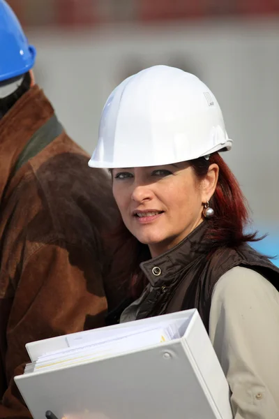 Kobieta na budowie — Zdjęcie stockowe
