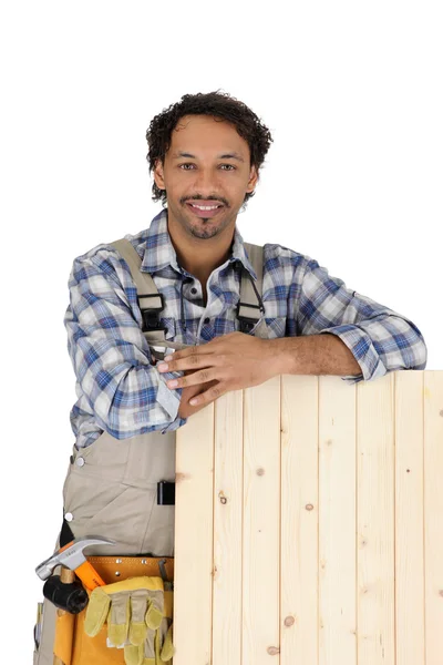 Carpinteiro com um obturador de madeira — Fotografia de Stock