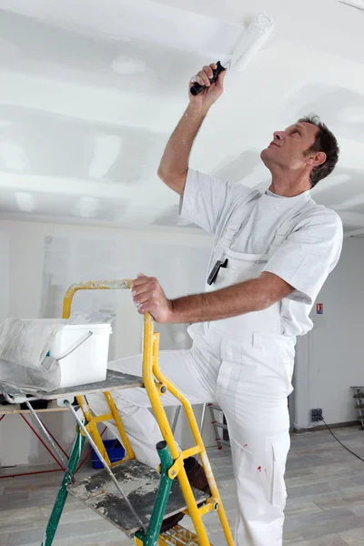 Craftsman painting the ceiling — Stock Photo, Image