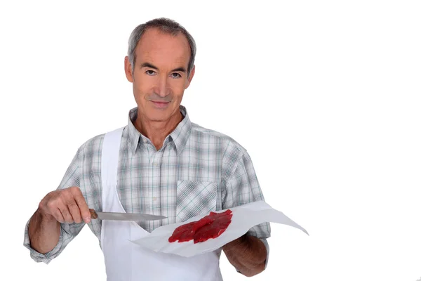 Macellaio che taglia carne fresca — Foto Stock