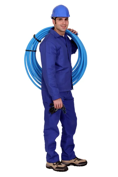 Loodgieter met een reel voor blauwe pipe — Stockfoto