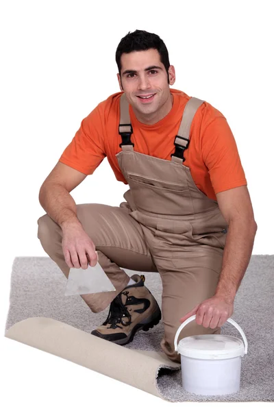 Handyman laying wall-to-wall carpet — Stock Photo, Image