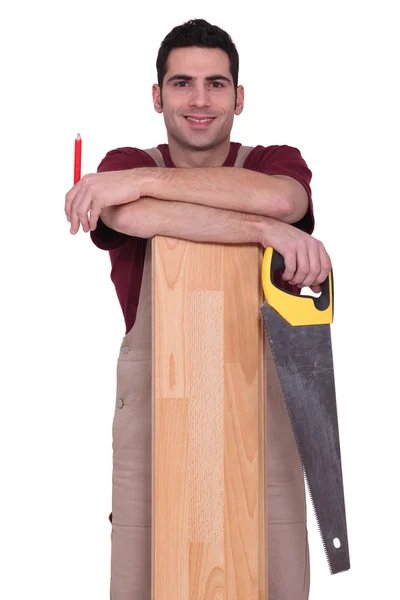 Un carpintero listo para serrar . — Foto de Stock
