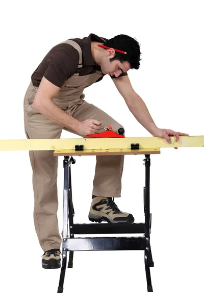 Carpinteiro usando um avião — Fotografia de Stock