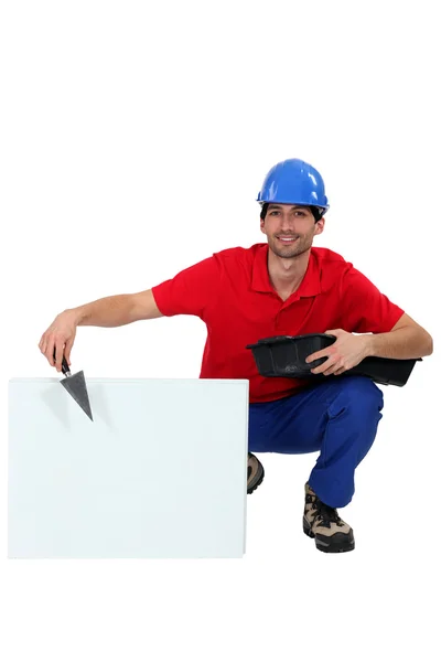 Construtor com espátula e cimento — Fotografia de Stock